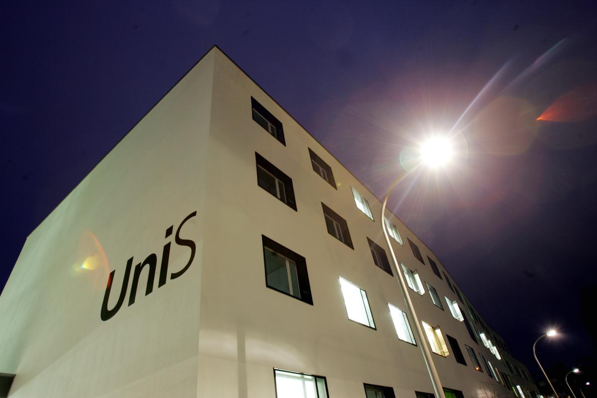 UniS Gebäude, nachts mit Strassenbeleuchtung