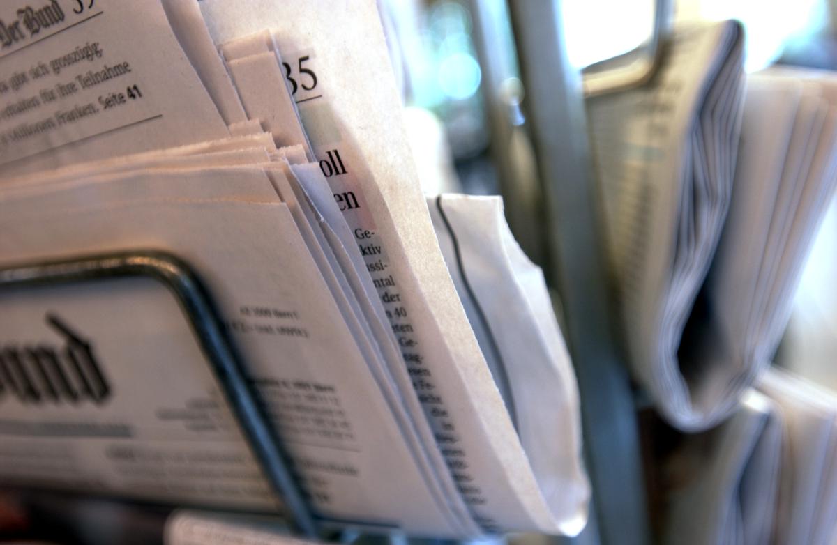 Zeitungen in einem Zeitungsständer
