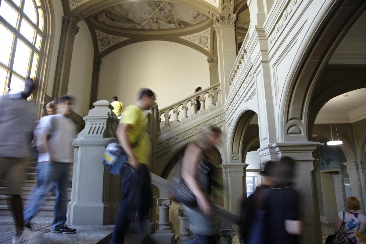 Studierende im Treppenhaus des Hauptgebäudes