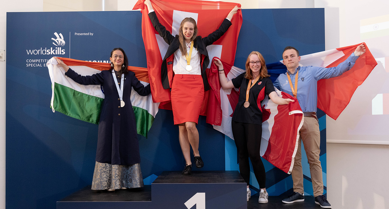 Die Schweizerin Juliana Thöny feiert ihre Goldmedaille an den World Skills 2022