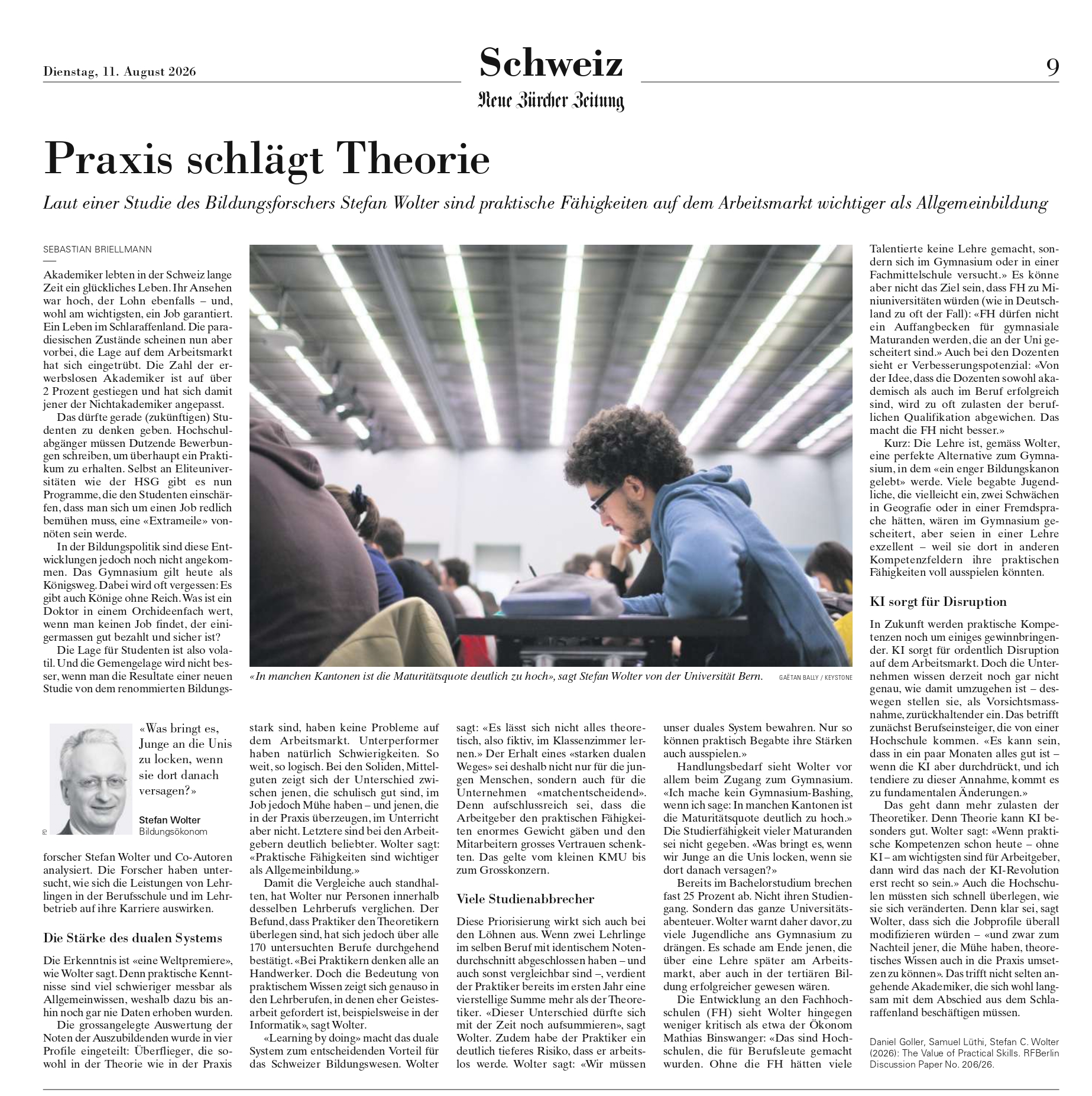 Zeitungsartikel der Neuen Zürcher Zeitung vom 11. August 2026 mit dem Titel «Praxis schlägt Theorie» über den Wert praktischer Fähigkeiten auf dem Arbeitsmarkt.
