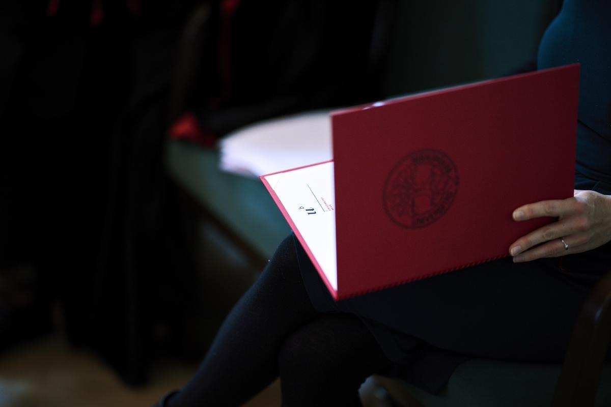 Dies academicus 2023 – Person hält ein Diplome in den Händen  © Universität Bern